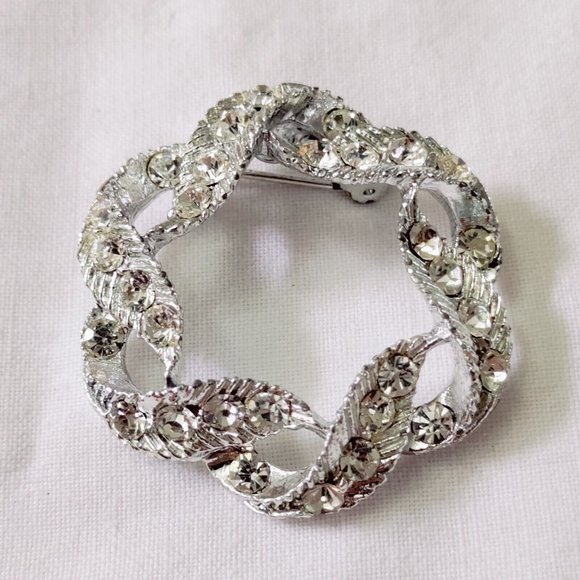 2/$20 Vintage Silver Tone Clear Rhinestone Wreath Brooch Pin Round Circle - Picture 4 of 4